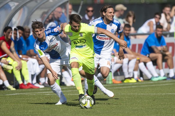 GCs Nikola Sukacev, links, und Numa Lavanchy, rechts, gegen Aaraus Gianluca Frontino, Mitte, waehrend dem Fussball - Testspiel zwischen dem Grasshopper Club Zuerich und dem FC Aarau, am Samstag, 23. J ...