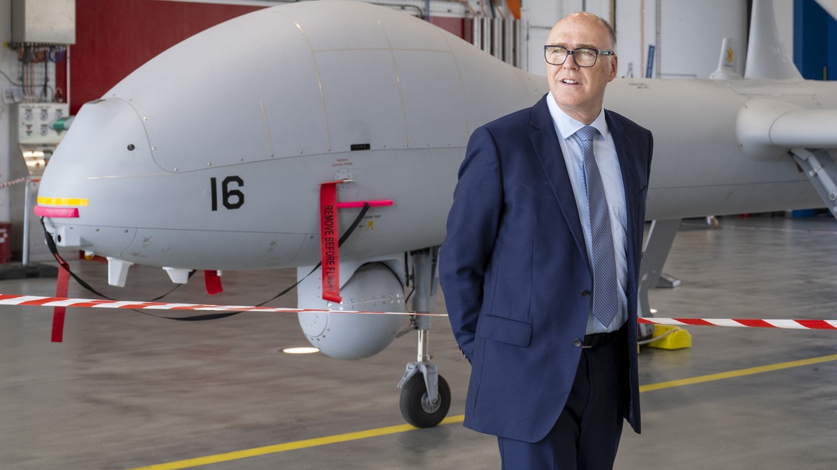 Bundesrat Martin Pfister besichtigt eine Drohne, anlaesslich einer Medienkonferenz des VBS mit einer Praesentation zum Aufklaerungsdrohnensystem 15 (ADS 15) vom Donnerstag, 4. September 2025 bei der A ...