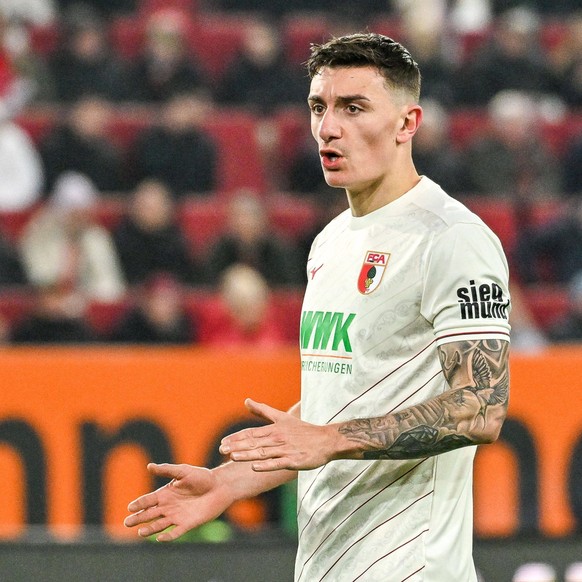 GER, 1. FBL, FC Augsburg vs RB Leipzig / 14.02.2025, WWK-Arena, Augsburg, GER, 1. FBL, FC Augsburg vs RB Leipzig, im Bild Cedric Zesiger FC Augsburg, 16 *** GER, 1 FBL, FC Augsburg vs RB Leipzig 14 02 ...