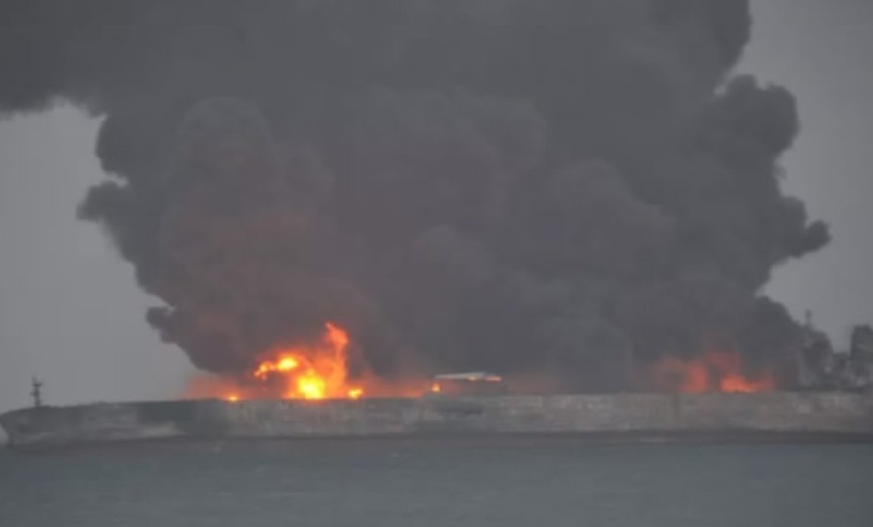 Flammen schiessen aus dem unter Panama-Flagge fahrende Öltanker «Sanchi».