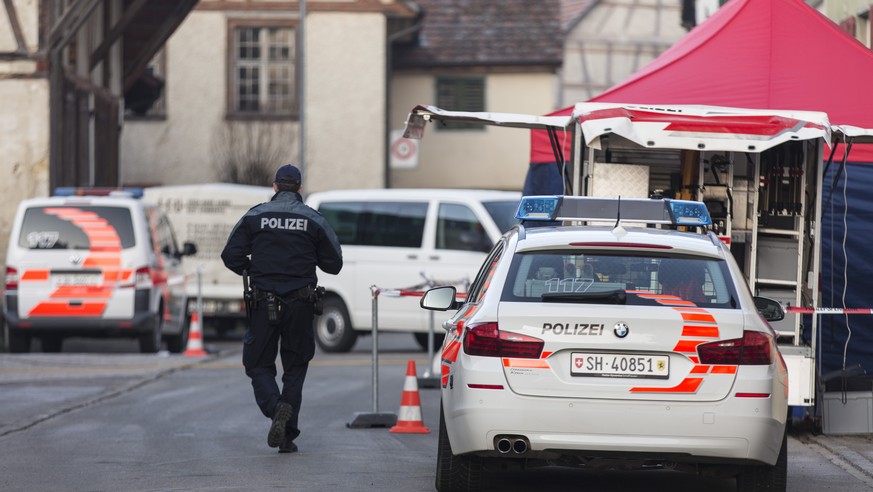 Polizisten ermitteln nach einerm Toetungsdelikt in Hemmental, am Montag, 14. Dezember 2015. In einer Wohnung in Hemmental im Kanton Schaffhausen hat die Polizei am spaeten Sonntagabend zwei Maenner to ...