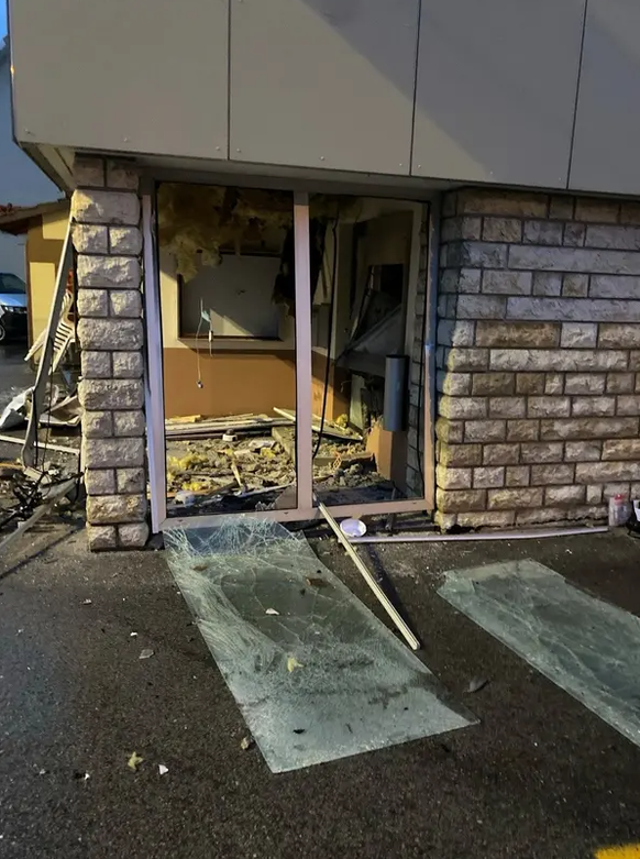 Ein Bancomat in La Brévine wurde in der Nacht gesprengt – am Tag danach lagen Trümmer herum.