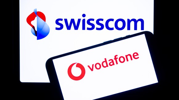 Die Logos des Schweizer Telekomkonzerns Swisscom und des Italienischen Telekomanbieters Vodafone Italia sind in diesem Illustrationsbild aufgenommen von Bildschirmen zu sehen, am Freitag, 15. Maerz 20 ...