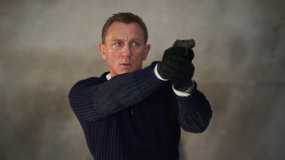 ARCHIV - Daniel Craig als James Bond in der Szene eines Trailers zum James-Bond-Film