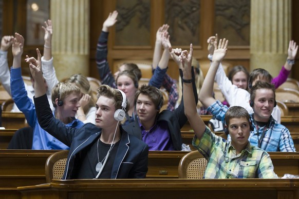 Schüler im Parlament – die Studie des DSJ strebt eine Wahlbeteiligung von 40 Prozent bei Stimmberechtigten unter 21 an.&nbsp;