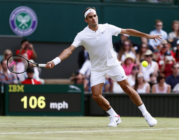 epa06065739 Roger Federer of Switzerland returns to Alexandr Dolgopolov of Ukraine in their first round match during the Wimbledon Championships at the All England Lawn Tennis Club, in London, Britain ...