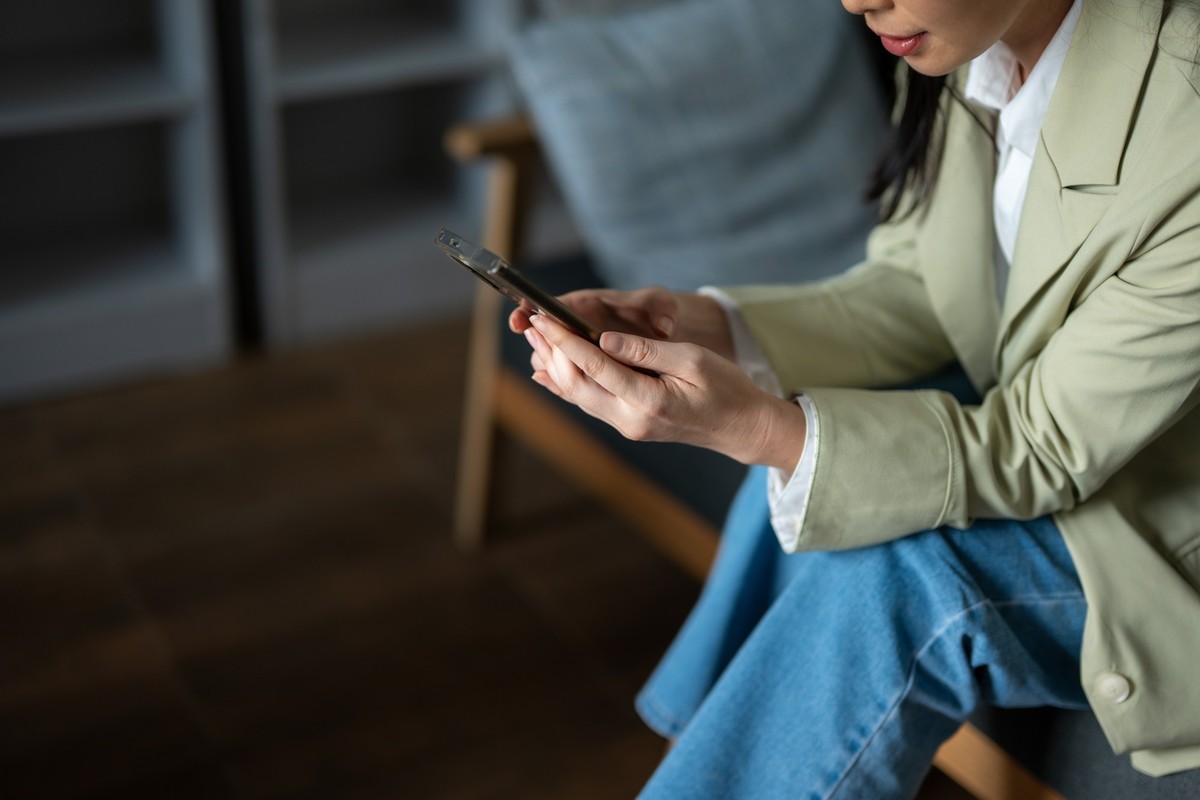 Frau scrollt auf dem Handy