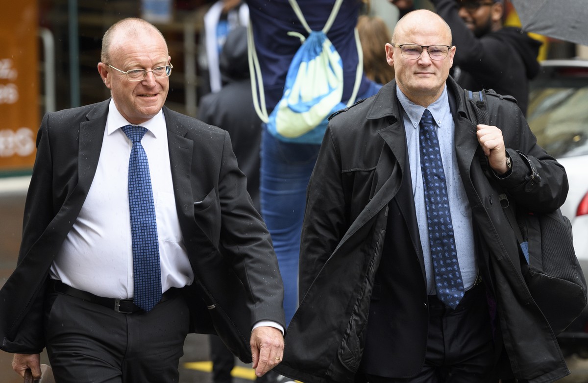 L'homme politique de l'UDC Yvan Perrin, droite, arrive en compagnie de son avocat et conseiller national Jean-Luc Addor, gauche, a son proces discrimination raciale suite a un derapage sur F ...