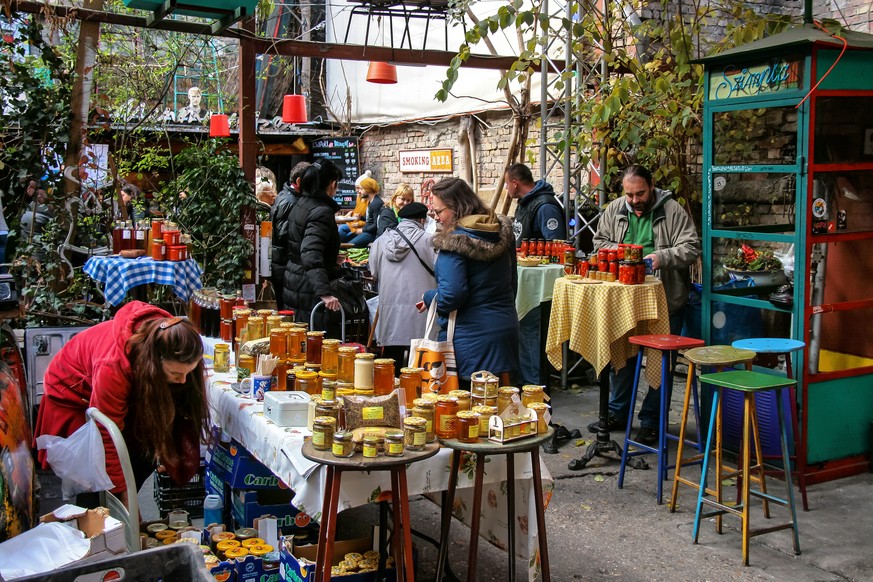 Das «Szimpla Kert» ist das womöglich bekannteste Ruin Pub. Hier bei Tag ...