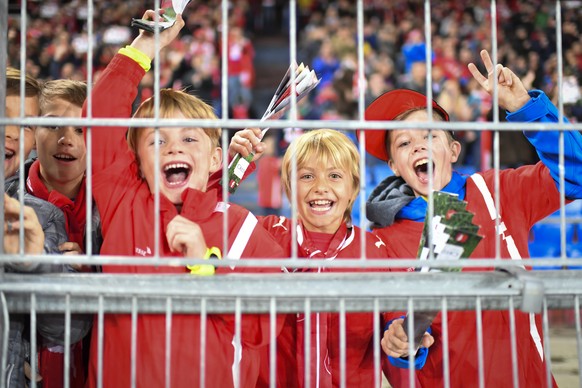 Kids cheer after Switzerland&#039;s Steven Zuber scored 4-0 during the 2018 Fifa World Cup Russia group B qualification soccer match between Switzerland and Hungary in the St. Jakob-Park stadium in Ba ...