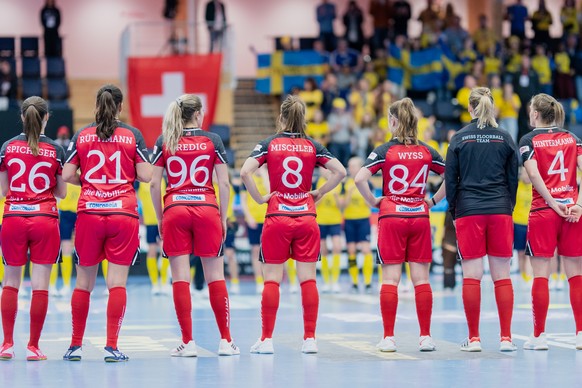 Enttaeuschte Schweizerinnen waehrend dem Halbfinalspiel Schweden gegen Schweiz an der Unihockey Weltmeisterschaft der Frauen 2021, am Samstag, 4. Dezember 2021, in der IFU Arena in Uppsala, Schweden.  ...