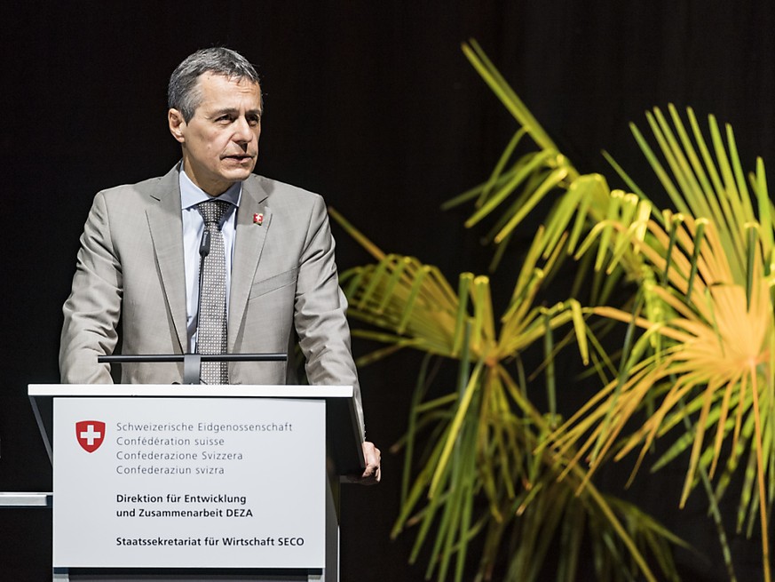 Aussenminister Ignazio Cassis will die Schweizer Entwicklungshilfe neu ausrichten. Der OECD-Entwicklungshilfeausschuss hält einen Teil der Pläne für sinnvoll. Kritisch beurteilt er die starke Verknüpf ...