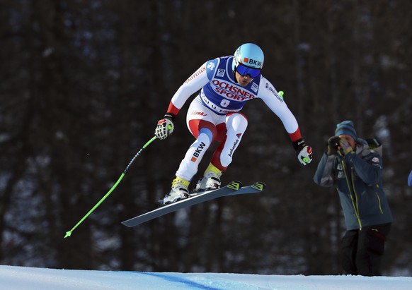 Switzerland&#039;s Patrick Kueng speeds down the slope during an alpine ski, mens&#039; World Cup downhill training in Val d&#039;Isere, France, Thursday, Dec. 1, 2016. (AP Photo/Alessandro Trovati)