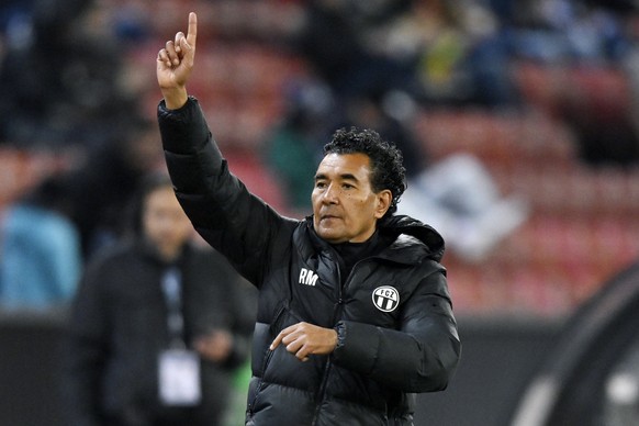 FCZ Trainer Ricardo Moniz beim Fussballspiel der Super League FC Zuerich gegen BSC Young Boys im Stadion Letzigrund in Zuerich am Samstag, 2. November 2024. (KEYSTONE/Walter Bieri )