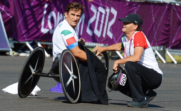 epa12927609 (FILE) - Italy's Alessandro Zanardi (L) prepares for the Men's Individual H4 time trial during the London 2012 Paralympic Games in Brands Hatch, Kent, Britain, 05 September 2012( ...