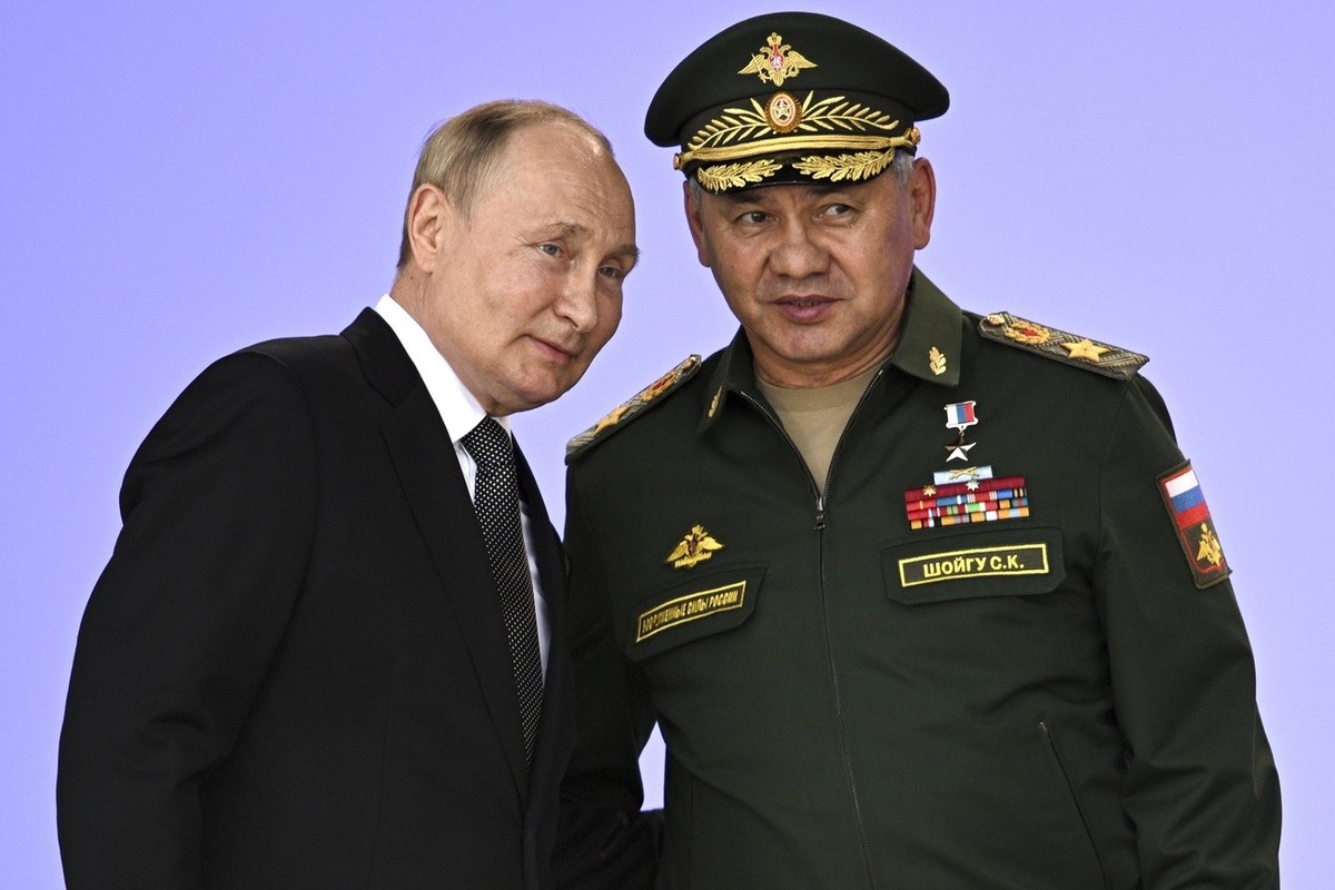 Le président russe Vladimir Poutine et le ministre russe de la Défense Sergei Choïgou assistent à l'ouverture du Forum militaire et technique international "Armée 2022" dans le parc Pat ...