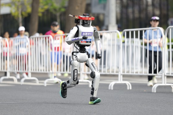 epa12899357 A humanoid robot runs in the second Beijing E-Town Half Marathon and Humanoid Robot Half Marathon in Beijing, China, 19 April 2026. EPA/Haruna Furuhashi / POOL