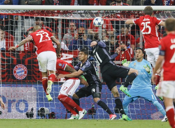 epa05904988 Bayern&#039;s Arturo Vidal (L) scores the 1-0 goal during the UEFA Champions League quarter final, first leg soccer match between FC Bayern Munich and Real Madrid at the Allianz Arena in M ...