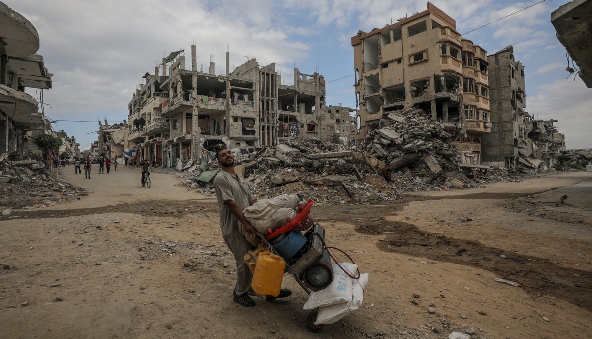 epa11609511 A man carries a makeshift kitchen in the al-Bureij refugee camp in the southern Gaza Strip, 17 September 2024. According to the Palestinian Civil Defense, dozens of Palestinians were kille ...