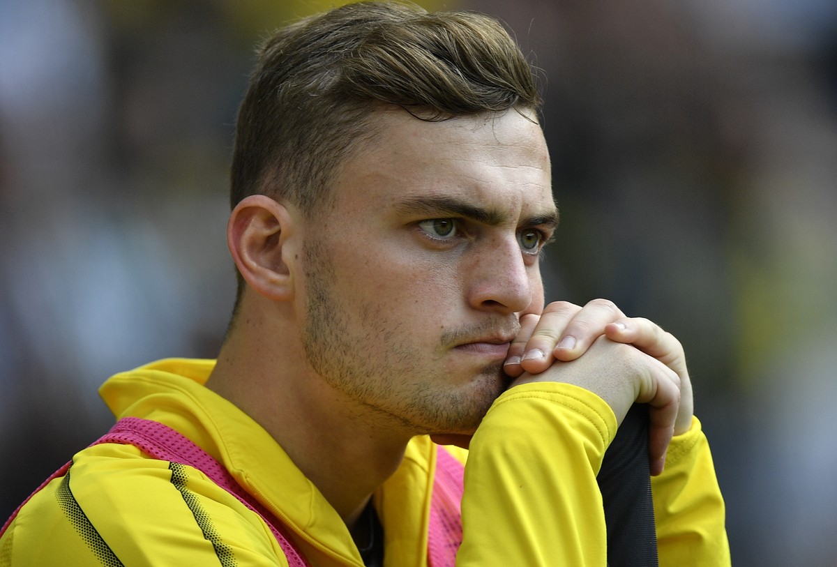 Dortmund's Jacob Bruun Larsen reacts disappointed on the corner flag during the German Bundesliga soccer match between Borussia Moenchengladbach and Borussia Dortmund in Moenchengladbach, Germany ...