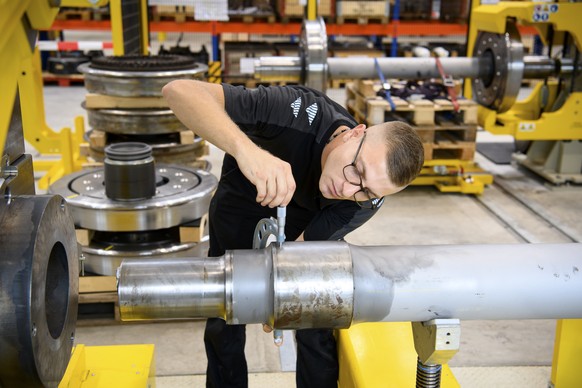 Un employe travail a l&#039;entretien d&#039;un bogie lors de l&#039;inauguration du centre romand d&#039;entretien des bogies RailTech ce jeudi 16 septembre 2021 a Villeneuve. Neuf entreprises de tra ...