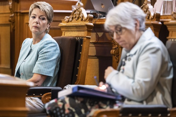 Die Bundesraetinnen Karin Keller-Sutter, links, und Elisabeth Baume-Schneider, hoeren einem Votum zu, an der Sommersession der Eidgenoessischen Raete, am Dienstag, 13. Juni 2023 im Staenderat in Bern. ...