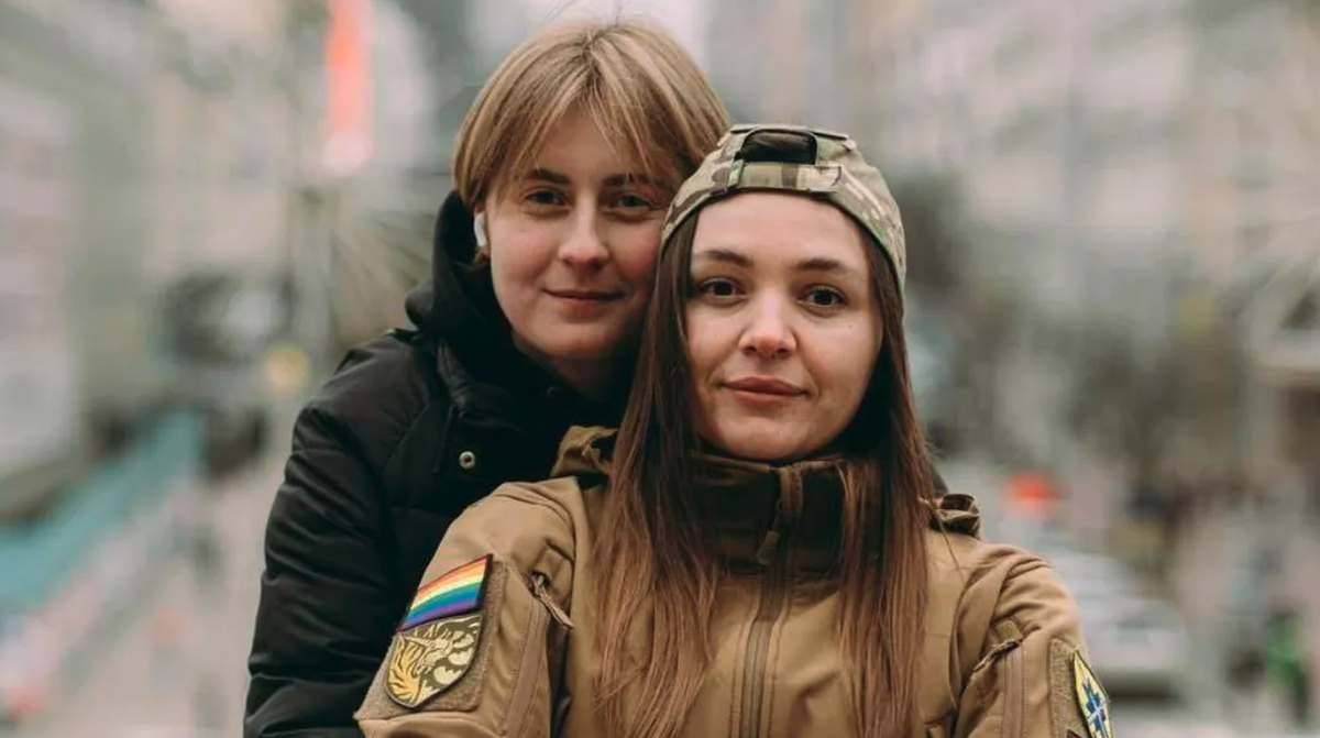 Mariya (en habits militaires) et sa compagne Diana.
