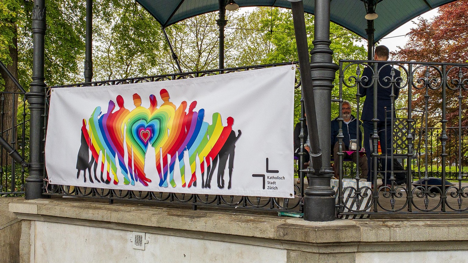 Katholische Kirche. Katholischer Seelsorger Meinrad Furrer segnet queere Paare auf dem Platzspitz.