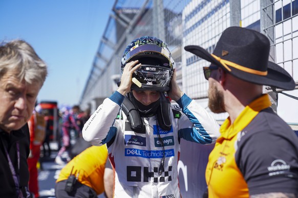 epa12465779 McLaren driver Oscar Piastri of Australia on the grid prior to the 2025 Formula 1 United States Grand Prix at the Circuit of the Americas racetrack in Austin, Texas, USA, 19 October 2025.  ...