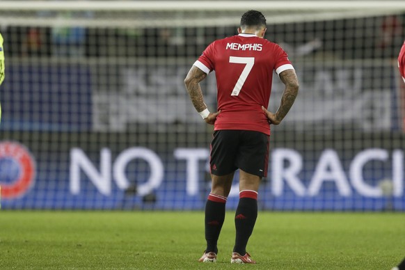 Manchester United&#039;s Memphis Depay stand on the field after his team losing the Champions League group B soccer match between VfL Wolfsburg and Manchester United in Wolfsburg, Germany, Tuesday, De ...