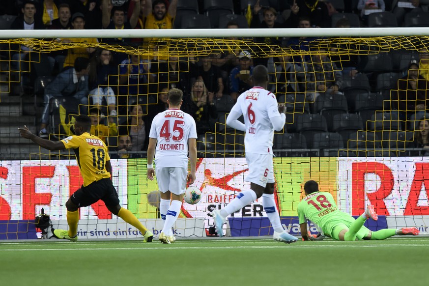 YBs Jean-Pierre Nsame, links, jubelt nach seinem Tor (2-1) gegen Sions Torhueter Kevin Fickentscher, rechts, im Fussball Meisterschaftsspiel der Super League zwischen dem BSC Young Boys und dem FC Sio ...