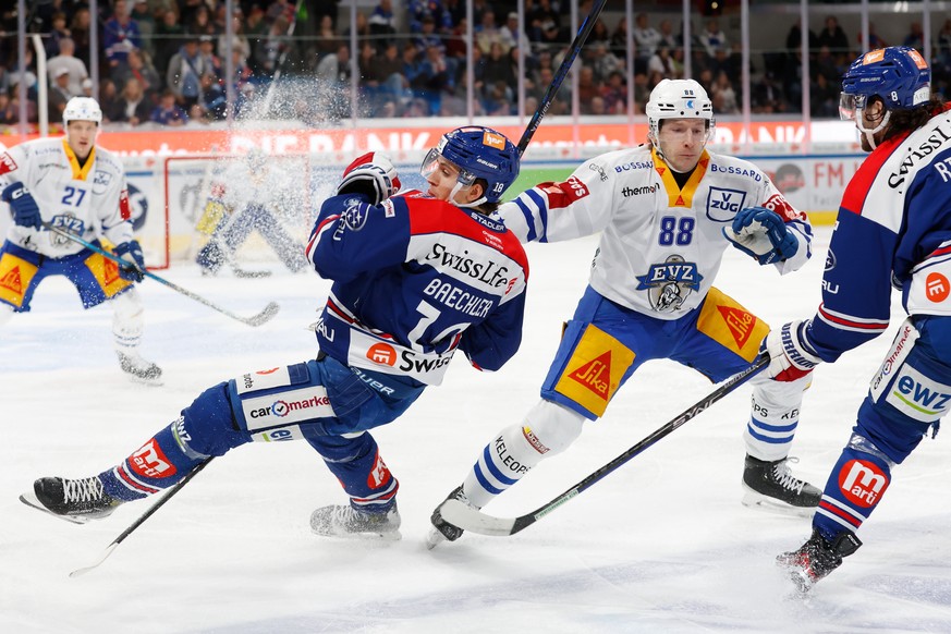 Nicolas Baechler (ZSC Lions), links, im Kampf mit Sven Senteler (EV Zug) im Meisterschaftsspiel der National League zwischen den ZSC Lions und dem EV Zug, am Samstag, den 19. Oktober 2024 in der Swiss ...