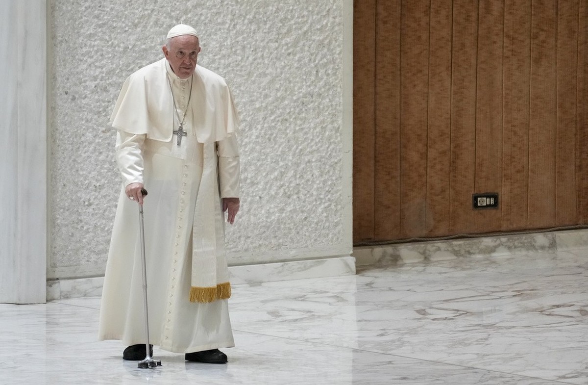 Pope Francis arrives for an audience with pilgrims who came to Rome for the canonization of St. Giovanni Battista Scalabrini, in the Pope Paul VI hall at the Vatican, Monday, Oct. 10, 2022. (AP Photo/ ...