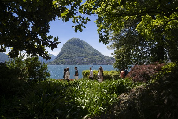 Spring tourism arrives in Ticino, on the shores of Lake Ceresio, several tourists sunbathe and stroll in Lugano, Switzerland, Friday 30 May 2025. (KEYSTONE/Ti-Press/Pablo Gianinazzi)