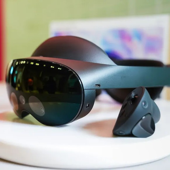 Meta Quest Pro: Mit der VR-Brille und den dazugehörenden Controllern will Mark Zuckerberg auch Profianwendern den Zutritt zum Metaverse ermöglichen.