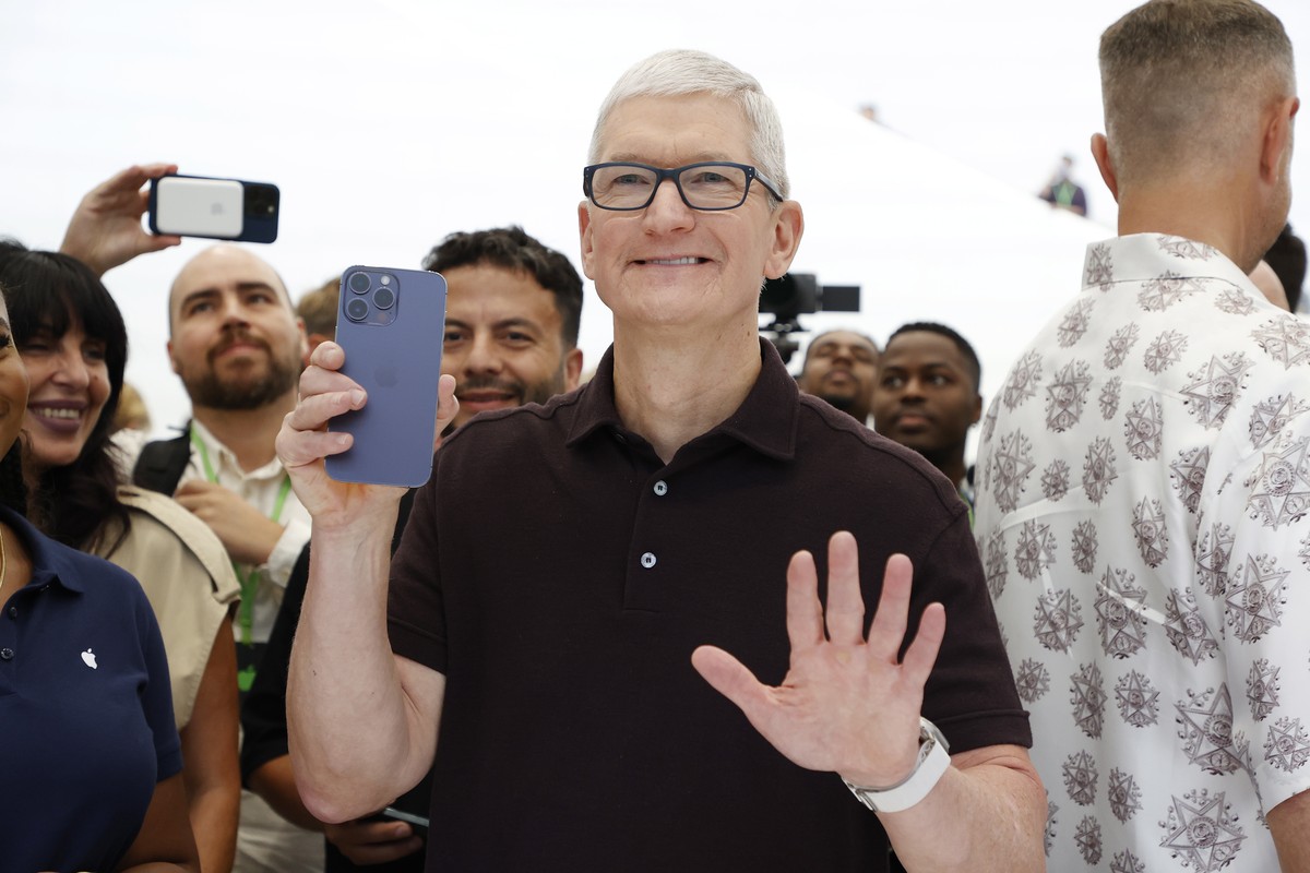 epaselect epa10168277 Apple CEO Tim Cook as members of the media explore several new products introduced during an Apple Special Event on the campus of Apple Park in Cupertino, California, USA, 07 Sep ...
