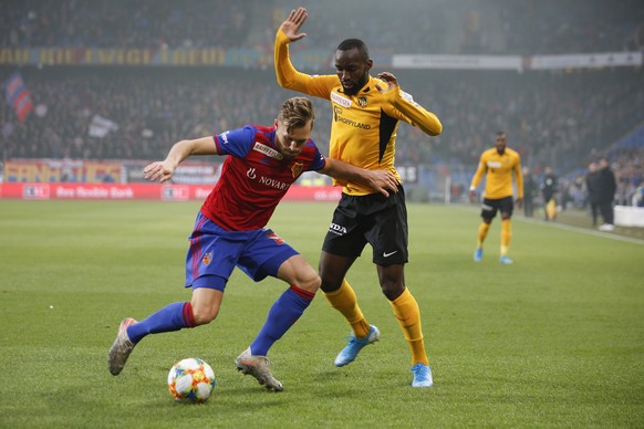 Basels Silvan Widmer, links, und YBs Nicolas Moumi Ngamaleu in Aktion, im Super League Spiel zwischen dem FC Basel und dem BSC Young Boys Bern am Sonntag, 1. Dezember 2019 im Stadion St. Jakob-Park in ...