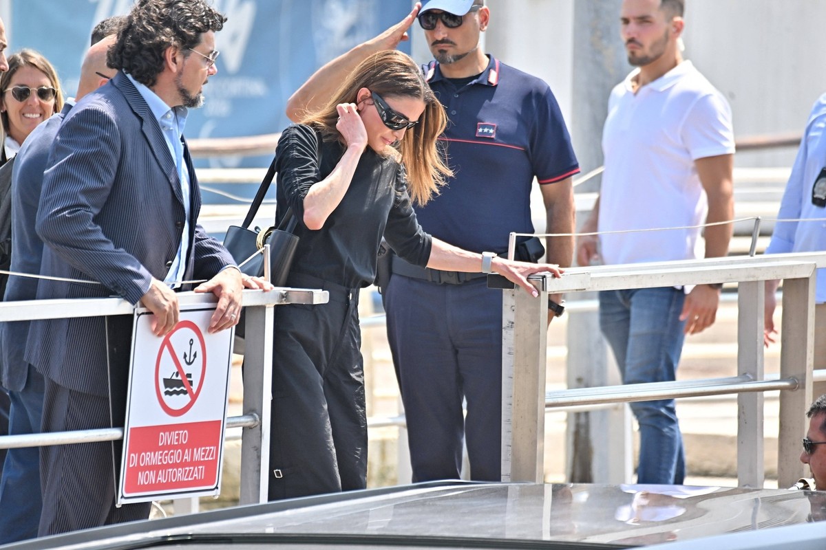 Rania of Jordan At Venice Airport Rania al-Yassin Queen Rania of Jordan arriving at Venice airport ahead of Jeff Bezos wedding in Venice on June, 26, 2025. Photo by Julien Reynaud/APS-Medias/ABACAPRES ...