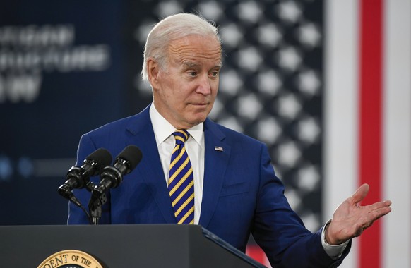 epa09613798 US President Joe Biden speaks about the Infrastructure law at the Dakota County Technical College in Rosemount, Minnesota, USA, 30 November 2021. EPA/CRAIG LASSIG