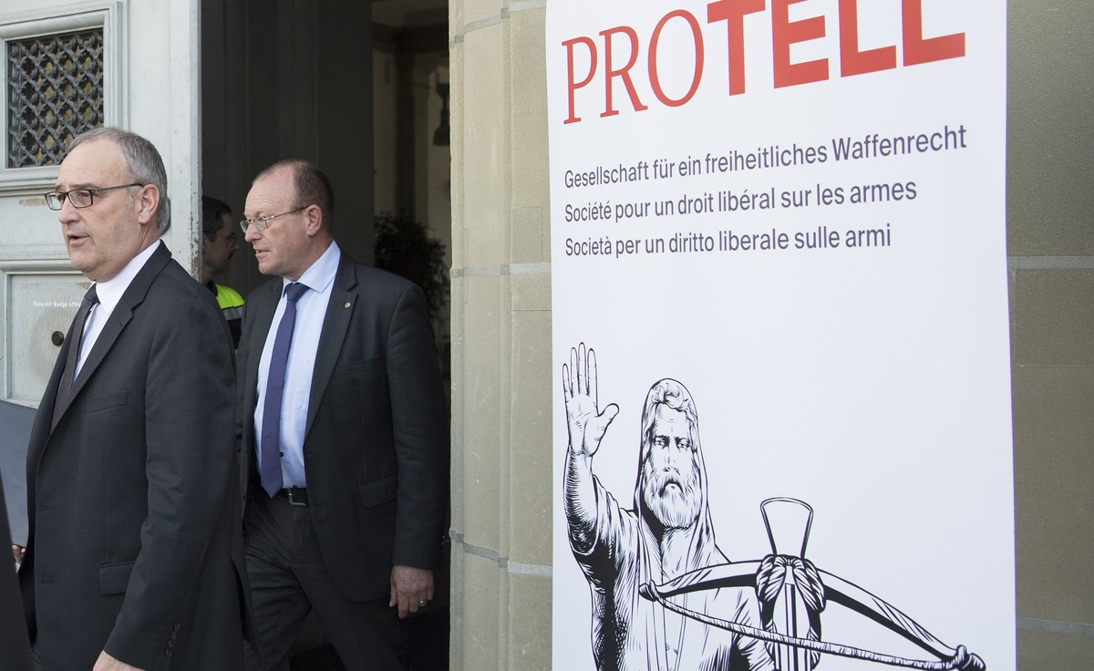 Bundesrat Guy Parmelin, links, und Jean-Luc Addor, Praesident a.i.von PROTELL sprechen an einem Point de Presse nach der Generalversammlung, am Samstag, 14. April 2018, in Bern. Mitglieder von PROTELL ...