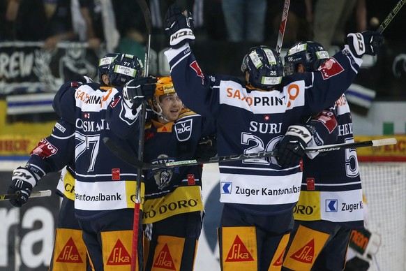 Die Spieler des EV Zug mit Lino Martschini, Mitte, freuen sich ueber den Sieg nach dem Eishockey Meisterschaftsspiel der National League A zwischen dem EV Zug und Fribourg-Gotteron, am Samstag, 1. Okt ...