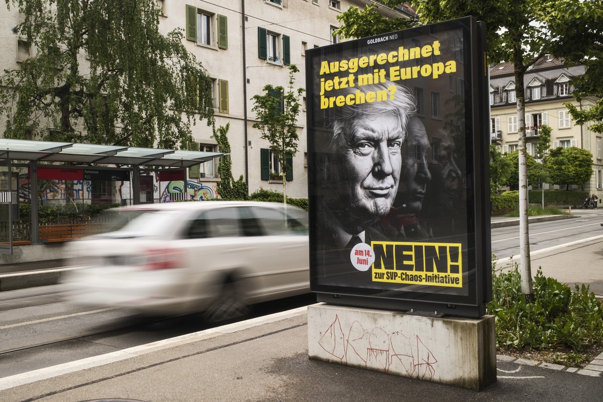 Ein Plakat wirbt fuer ein Nein zur Nachhaltigkeits-Initiative, Keine 10-Millionen-Schweiz! , SVP Chaos Initiative, fotografiert am Montag, 18. Mai 2026 in Bern. (KEYSTONE/Christian Beutler)