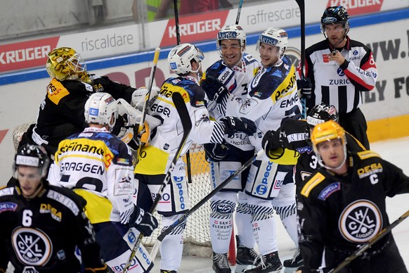 Ambri's player Matt D'Agostini, center, celebrates the 0 to 1 goal, with his team mates during the preliminary round game of National League during the game between HC Lugano and HC Ambri Piotta, at t ...