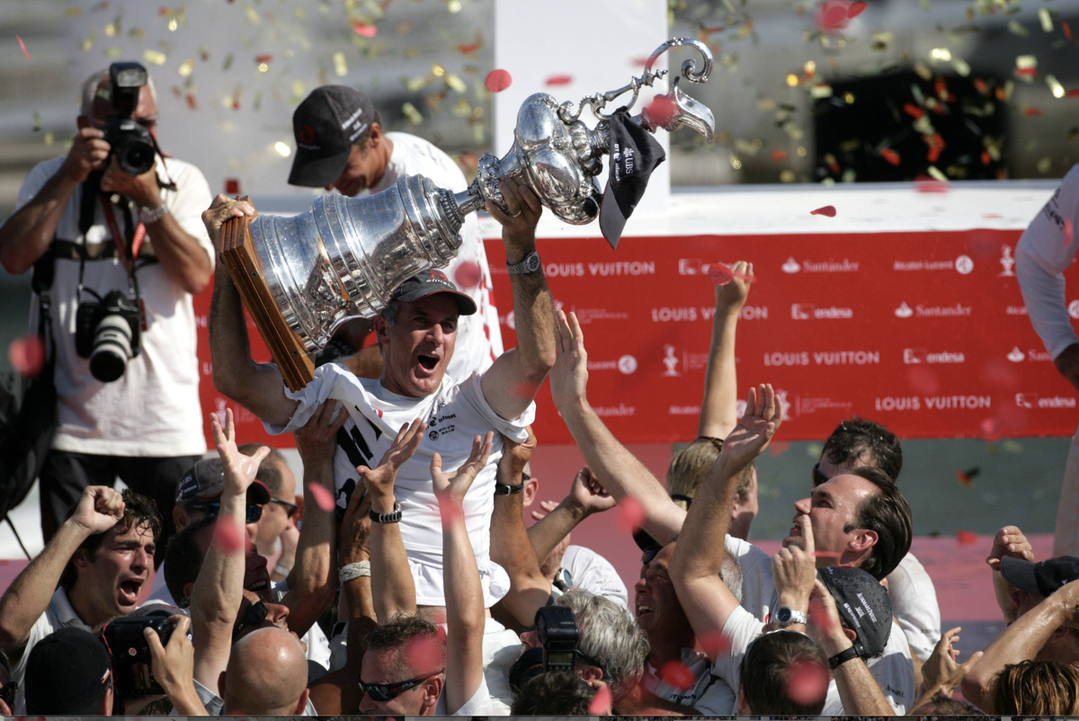 Steuermann Ed Baird (USA / Alinghi, Mitte) feiert mit seinen Teamkollegen den Erfolg im Americas Cup 2007 Segeln Herren Americas Cup 2007, America s, Regatta, Segelregatta, Segelsport, Champagner Grup ...