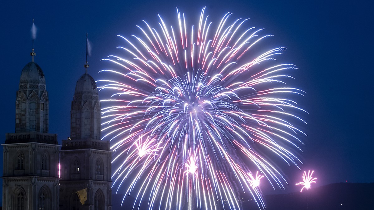 Immer mit lauten "Ahs" und "Ohs" begrüsst: Feuerwerk, hier hinter dem Grossmünster am Züri Fäscht in Zürich. (Archivbild)