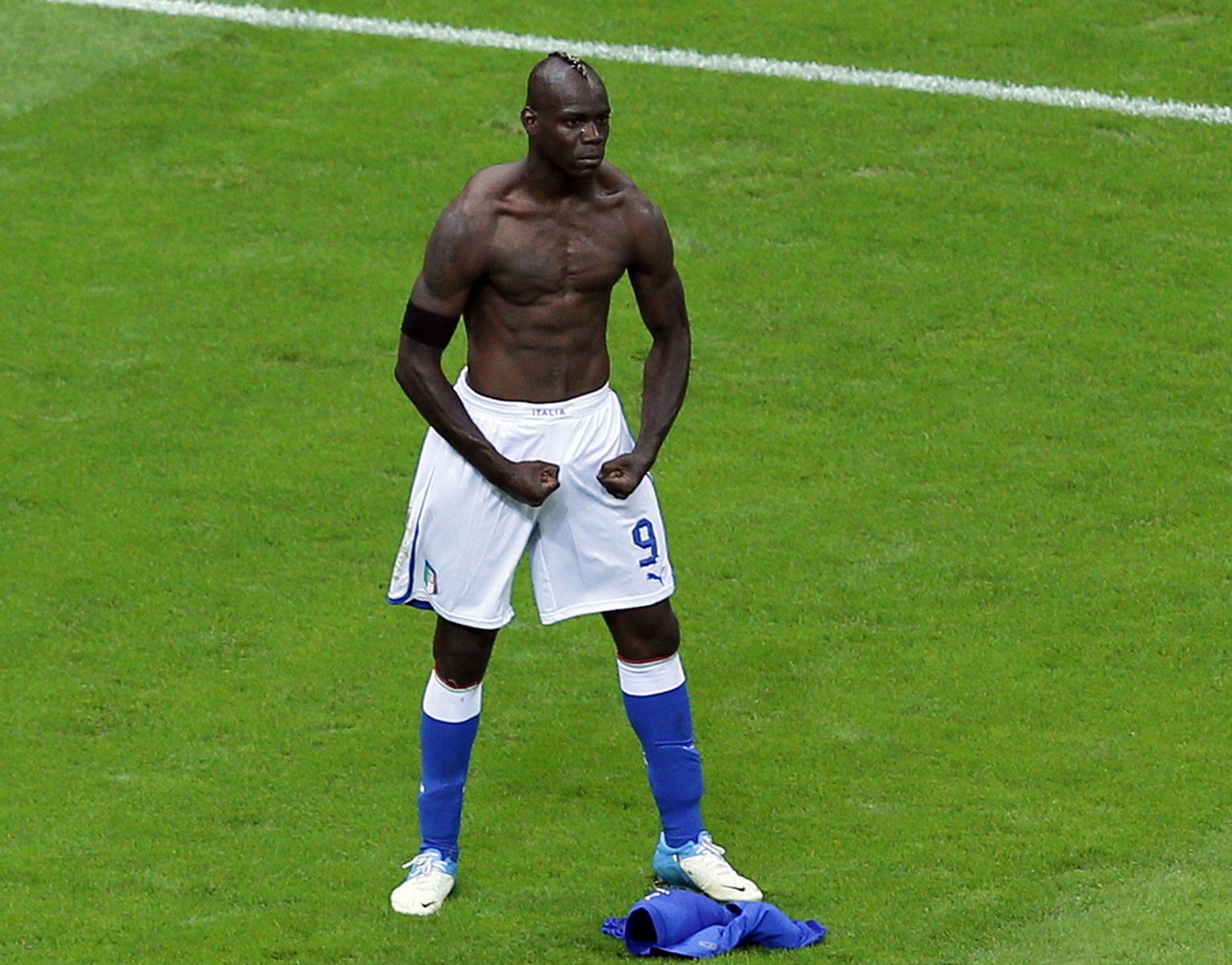 28 06 2012 Super Mario Balotelli Schiesst Deutschland Ab