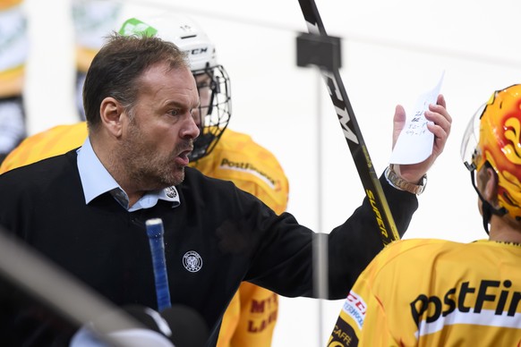 SCL Tigers Headcoach Heinz Ehlers spricht, beim Eishockey Meisterschaftsspiel der National League zwischen dem SC Bern und den SCL Tigers, in der Postfinance Arena in Bern. (KEYSTONE/Anthony Anex)