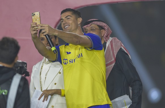 Sport Bilder des Tages RIYADH, SAUDI ARABIA - JANUARY 03: Cristiano Ronaldo takes a selfie after being unveiled as an Al Nassr player at Mrsool Park Stadium on January 3, 2023 in Riyadh, Saudi Arabia. ...