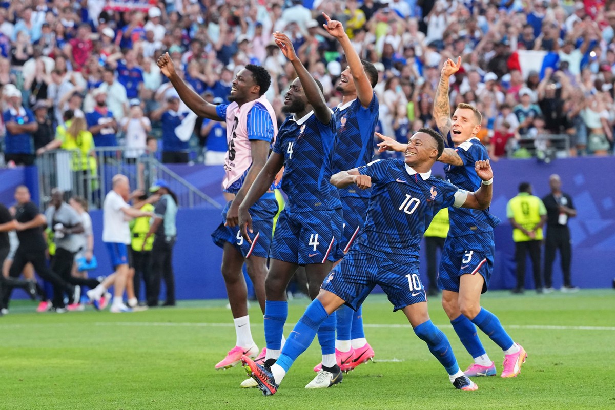 France players celebrate their team's victory at the end of the World Cup round of 16 soccer match between Paraguay and France in Philadelphia, Saturday, July 4, 2026. (AP Photo/Martin Meissner)
 ...