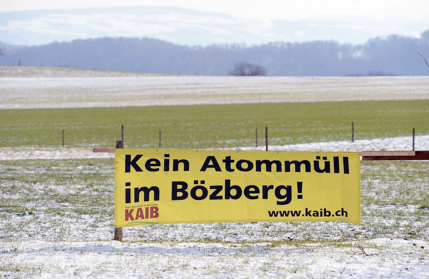 ARCHIV --- ZUR MELDUNG, DASS SICH DIE SUCHE NACH EINEM STANDORT FUER EIN TIEFENLAGER FUER RADIOAKTIVE ABFAELLE VERZOEGERT, STELLEN WIR IHNEN FOLGENDES BILD ZUR VERFUEGUNG --- Protest Plakat in einem F ...